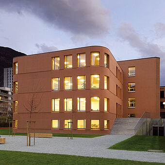 [Translate to Danish:] Coloured concrete house in light orange with KEIM Concretal System